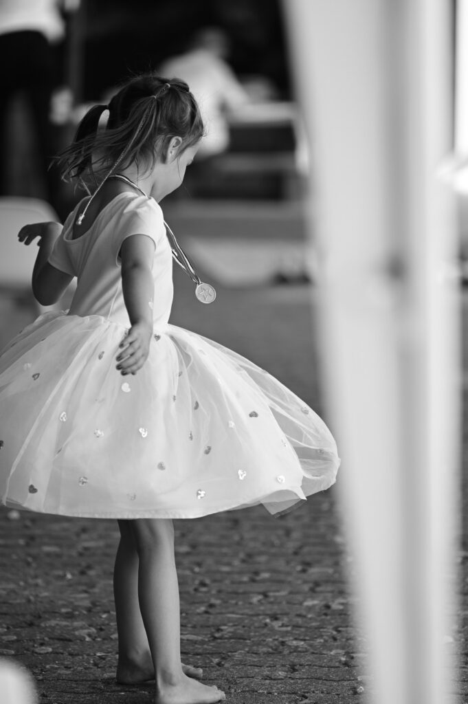 Kleines Mädchen im festlichen Tüllkleid auf einer Hochzeit – Betreuung für kleine Hochzeitsgäste